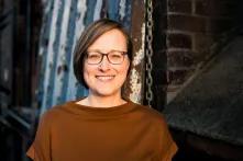 Prof. Dipl.-Journ. Christina Elmer blickt lächelnd in die Kamera