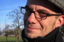 Fernando Esposito steht in der Natur und lächelt in die Kamera