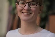 Katja Sinko blickt lächelnd in die Kamera