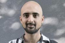 Porträt von Julien Gupta vor einer Wand