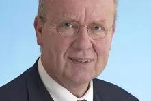 Ruprecht Polenz vor einem blauen Hintergrund