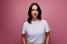 Victoria Reichelt steht vor einer pinken Wand