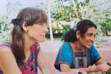 Heike Löschmann mit ihrer späteren Nachfolgerin, Dr. Hema Goonatilake in den 1990iger Jahren