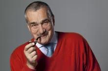 Karel Schwarzenberg raucht eine Pfeife