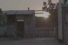 Filmstill aus dem Dokumentarfilm Lavrio: Man sieht ein Haus und einen Sonnenuntergang