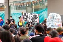 Demonstrants holding banner "No estan matando"