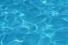 blaues Poolwasser