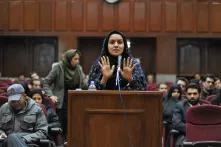 Reyhaneh Jabbari steht am Rednerpult und redet