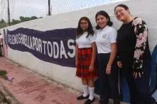Gladys Pinto in front of "dejemos huella por todas"