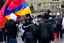 Armenische Flagge wird von einer Gruppe Jungs gehalten
