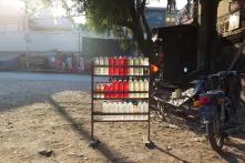 Gasoline in Plastikflaschen in der Sonne