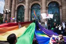 Gruppe junger Menschen mit Regenbogenflagge