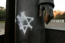 Antisemitische Schmiererei am Marx-Engels-Denkmal in Berlin