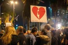 Demonstration in Tel Aviv 2023 für die Rückkehr der Entführten und für einen sofortigen Gefangenenaustausch. In der Nacht zuvor wurde bekannt, dass die israelische Armee drei israelische Geiseln in Gaza erschossen hat. Auf dem Schild steht: „Ich habe ein Loch in meinem Herzen in deiner Form“.