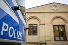 Die Synagoge Besht Yeshiva Dresden mit einem Polizeifahrzeug