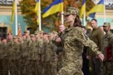 Ukrainische Soldatin in Uniform marschiert bei einer Zeremonie