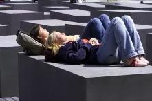 Zwei Personen sonnen sich auf dem Denkmal für die ermordeten Juden Europas in Berlin