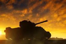 Die Silhouette des Panzers bei Sonnenuntergang.