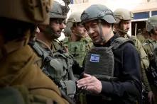 Der israelische Premierminister Benjamin Netanyahu, rechts, spricht mit israelischen Truppen im nördlichen Gazastreifen.