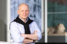 Oliver Decker steht mit verschränkten Armen