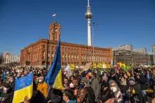 Menschenmenge vor dem Roten Rathaus in Berlin, zu sehen sind viele Plakate in den ukrainischen Nationalfarben Blau und Gelb und Plakate mit der Aufschrift "No War"