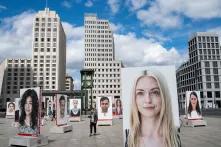 Im Bild die Installation «Die Deutschen des 21. Jahrhunderts» von dem italienischen Fotografen Oliviero Toscaniam am Potsdamer Platz in Berlin.