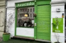 Grüner Kosmetiksalon mit dem Namen "Avocado" in einem weißen Altbau. 