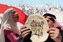 Mädchen mit bemaltem Gesicht vor ägyptischer Flagge, Mann hält Brot mit arabischem Schriftzug. Dahinter historische Demonstration und gezeichnete Kugel.