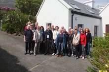 Vor dem Böll Cottage auf Achill-island Reisegruppe