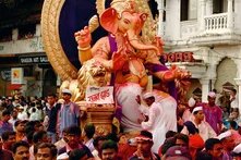 Menschen feiern Ganesh Chaturthi, eines der bedeutendsten hinduistischen Feste des Jahres