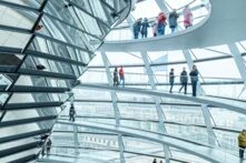 Eine Gruppe von Menschen, die in einem Gebäude stehen