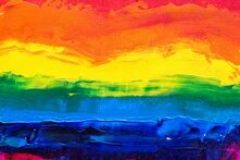 Illustration: Dick aufgetragene Regenbogenfarben in horizontalen Streifen, von Rot oben bis Violett unten, auf einer strukturierten Leinwand.