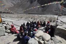Kinder in Chumathang, Indien, sitzen am Flussufer und diskutieren über die Rechte des Flusses Indus. 