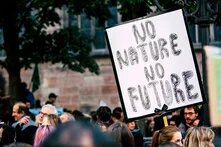 Globaler Klimastreik 2019: Menschen halten ein Schild mit der Aufschrift: NO NATURE - NO FUTURE.