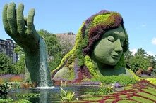 Eine Statue von Mother Earth im Jacques-Cartier Park, Gatineau, Québec. 