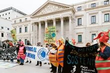 Eine Gruppe Menschen protestieren verkleidet und mit Transparenten für das Mar Menor.