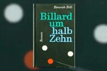Buchcover „Billard um halb Zehn“ von Heinrich Böll mit drei Billardkugeln auf dunklem Hintergrund.