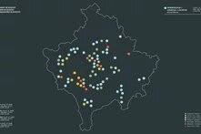Karte: Kosovo mit farbigen Punkten markiert, die Massakerstandorte und Anzahl getöteter Zivilist*innen zeigen.