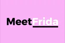 Logo mit Text „MeetFrida“, „Meet“ in Schwarz, „Frida“ in Weiß mit schwarzem Unterstrich, Hintergrund rosa