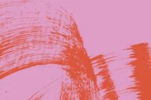 Breite, geschwungene Pinselstriche in Rot auf rosa Hintergrund, teils quer und überlappend verlaufend.