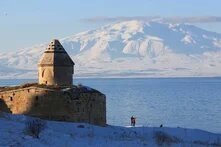Foto: Kloster Ktuts, Van, Türkei, im Abendlicht, im Hintergrund Meer und schneebedeckte Berge.