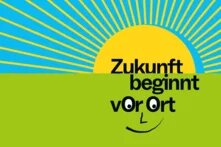 Grafik mit gelber Sonne und Text „Zukunft beginnt vor Ort“, wobei Buchstaben ein Gesicht bilden.