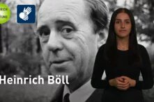 Heinrich Böll im Hintergrund und im Vordergrund eine Gebärdendolmetscherin