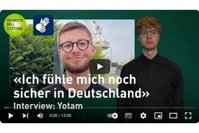 Portrait von Jotam. Daneben der Gebärdensprachedolmetscher. Im Vordergrund: Interviewtitel