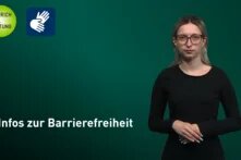 Person vor grünem Hintergrund, links Logos und Schrift der Böll-Stiftung.