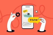 Zwei Hände greifen nach Zahnrad und Sprechblase vor Smartphone mit Chat-Elementen und Symbolen auf rotem Hintergrund.