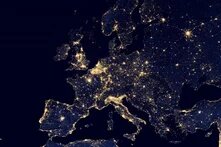Europa bei Nacht aus dem All, viele leuchtende Punkte zeigen Städte und Ballungsräume. Küsten und Landesgrenzen sind erkennbar.
