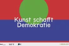 Text „Kunst schafft Demokratie“ vor rotem Hintergrund mit grünem Kreis oben und blauem Rechteck unten. Logos unten am Bildrand.