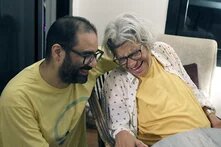 Alaa Abdel Fattah sitzt mit seiner Mutter, Laila Soueif und umarmt sie.