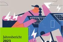 Gezeichnete Personen montieren Solarpanels auf Hausdächer, Blitze symbolisieren Energie. Textfeld: Jahresbericht 2023.